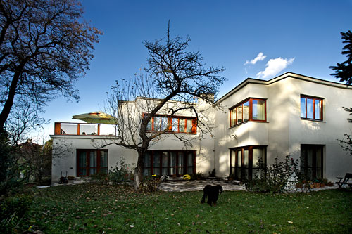 The view of the Villa from its garden. All windows on the top floor belongs to the apartment. The terrace on the left as well.