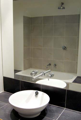 
bathroom in Janska 7, appartament 4.  Prague Hotel apartment accommodation is offered here by accommodation in Prague and Prague apartments. This short-term apartment rental Accomodation is close to Prague’s Charles Bridge and Malostranske Namesti being in Mala Strana