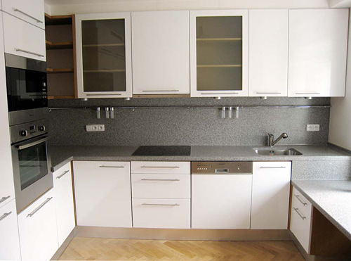 
Kitchen in Janska 7, appartament 5.  Prague Hotel apartment accommodation is offered  by accommodation in Prague. This short-term apartment rental Accomodation is close to Prague’s Charles Bridge and Malostranske Namesti is in Mala Strana