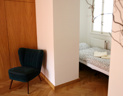 
Extra bed off the orange living room in Residence Janska, appartment 4 an apparatment in Prague. Apartment 4 is offered by Prague Accommodation and Apartments in Prague, is close to Prague¹s Charles Bridge and Malostranske Namesti being in Mala Strana, heart of Prague