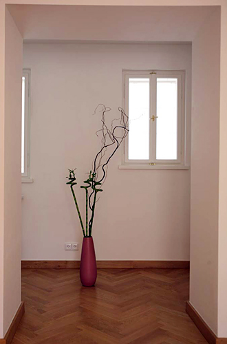 
Bamboo in the reading alcove next to the orange living room in Janska 7 apartment 5 offered by Apartaments in Prag.  Prague Hotel apartment accommodation is offered  by accommodation in Prague and apartments in Prague. This short-term apartment rental Accomodation is close to Prague’s Charles Bridge and Malostranske Namesti is in Mala Strana and is offered by apartments in Prague