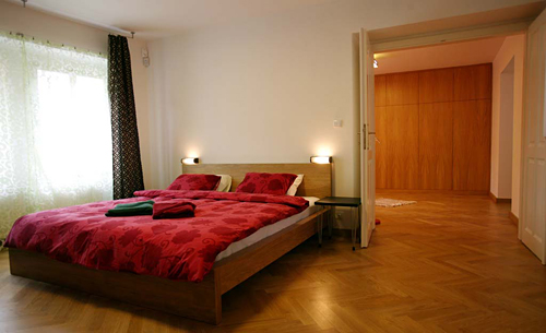 
Master bedroom in next to the orange living room in Janska 7 apartment 5 offered by Apartaments in Prag.  Prague Hotel apartment accommodation is offered  by accommodation in Prague and apartments in Prague. This short-term apartment rental Accomodations is close to Prague’s Charles Bridge and Malostranske Namesti is in Mala Strana and is offered by apartments in Prague