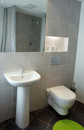 
Bathroom in Janska 7, appartament 5.  Prague Hotel apartment accommodation offered  by accommodations in Prague. This short-term apartment rental Accomodation is close to Prague’s Charles Bridge and Malostranske Namesti is in Mala Strana